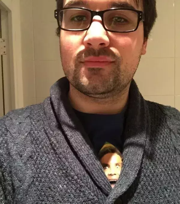 Niemals ein V-Ausschnitt über einem T-Shirt mit Motiv... Und zwar deshalb!