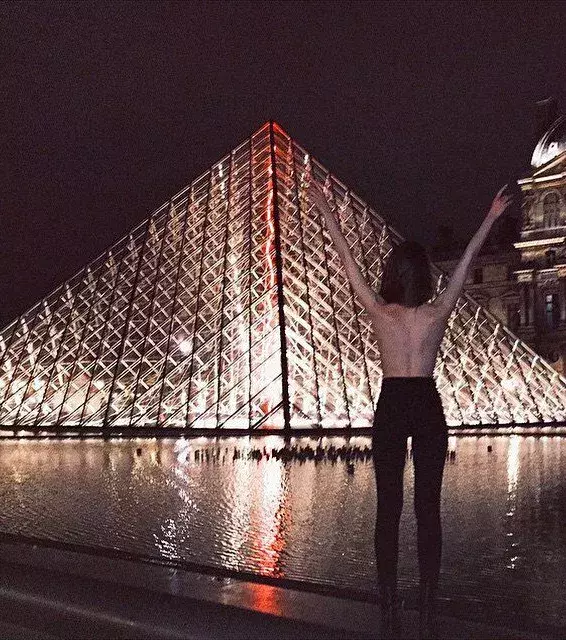 Oben ohne vor der Pyramide des Louvre in Paris. Das muss man sich erstmal trauen!