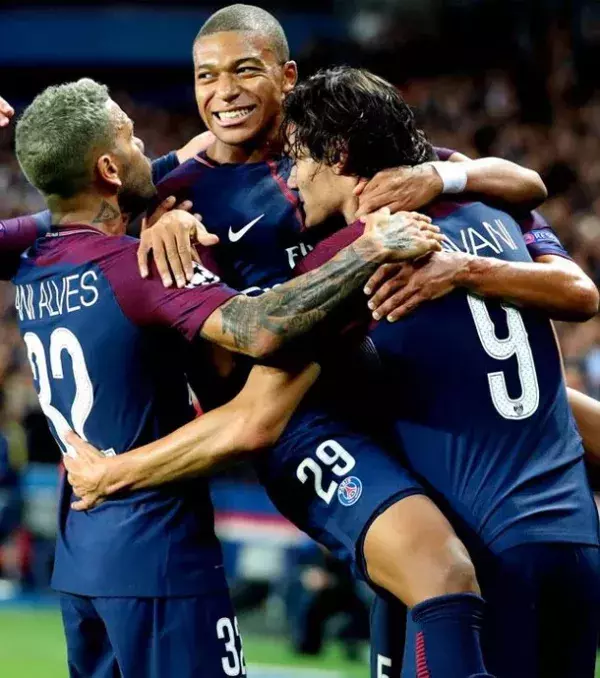 Paris St.-Germain - 805 Millionen Euro