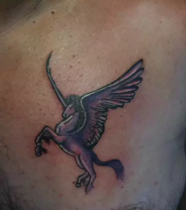 Pegasus Tattoo auf dem Schulterblatt eines Mannes
