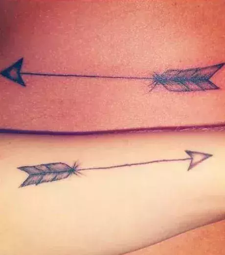 Pfeil Tattoo auf dem Unterarm und Oberkörper