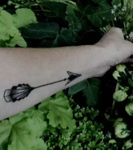 Pfeil Tattoo mit mehreren Stufen auf dem Arm einer Frau