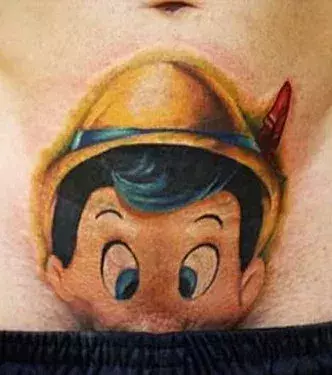 Pinocchio Tattoo auf dem Schambein eines Mannes