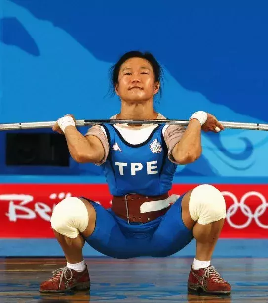 Platz 7: Chen Wei Ling, eine taiwanesische Gewichtheberin, hat bei den Olympischen Spielen in Peking Bronze gemacht. Sie kann Gewichte heben, die dreimal so schwer sind wie sie