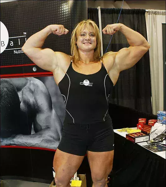 Platz 9: Becca Swanson, die einzige Frau der Welt, die mit 800 Pounds (365 Kilo) Squats gemacht hat