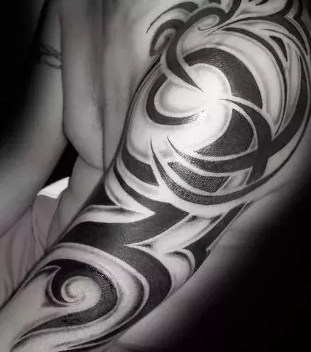 Polyneisches Tattoo auf dem Arm von einem Mann