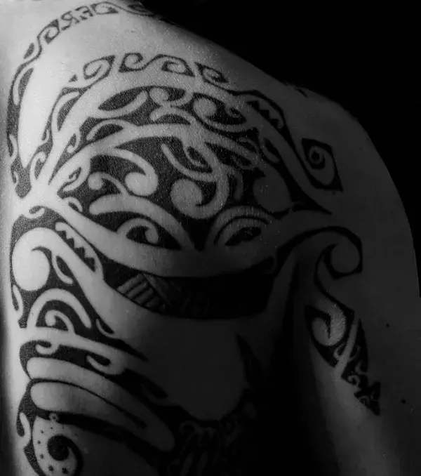 Polynesian / Maori Tattoo auf der Schulter eines Mannes