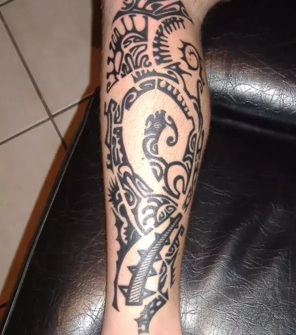 Polynesian / Maori Tattoo auf der Wade eines Mannes