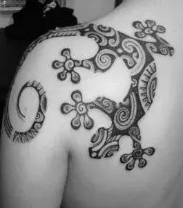 Polynesian / Maori Tattoo eines Salamanders auf der Schulter einer Frau
