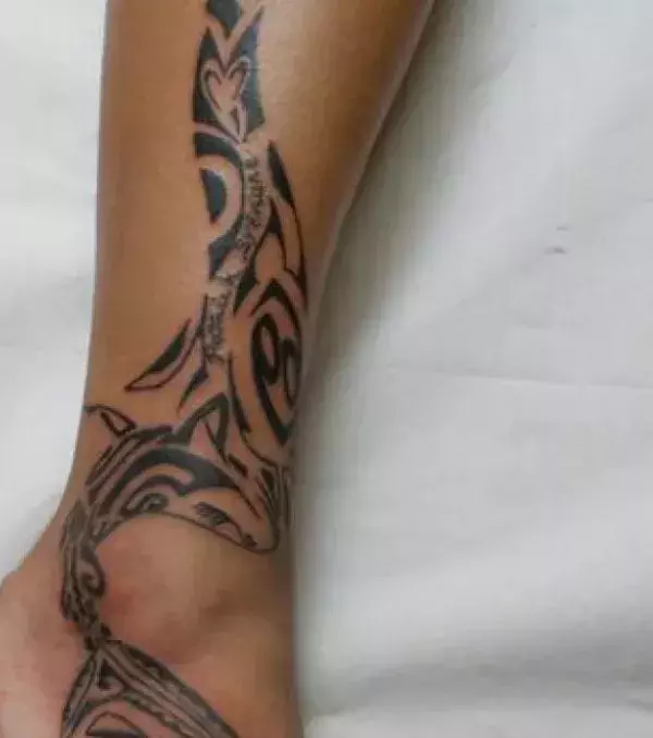 Polynesian / Maori Tattoo mit Haien auf der Wade