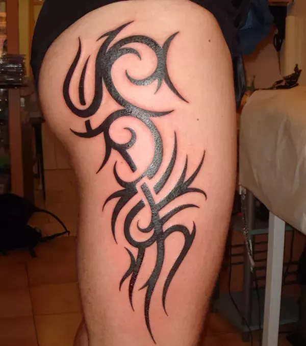 Polynesian/ Maori Tribal Tattoo auf dem Oberschenkel einer Frau