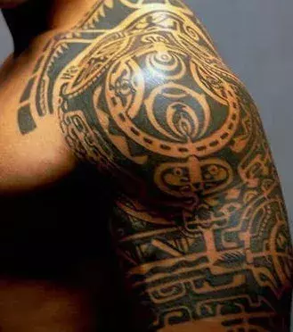 Polynesian / Tahiti Tattoo auf dem Arm von einem Mann