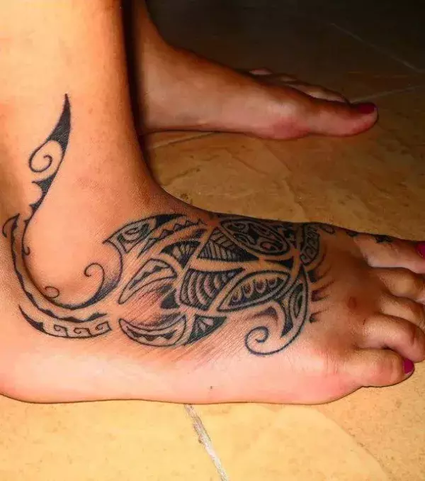 Polynesian/ Tahiti Tattoo auf dem Fuß eines Mannes