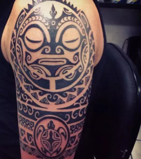 Polynesian/ Tahiti Tattoo eines Stammesführers auf dem Oberarm