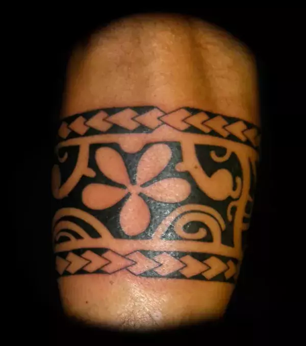Polynesian / Tahiti Tattoo um den Arm eines Mannes