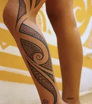 Polynesian Tattoo auf dem Bein einer Frau