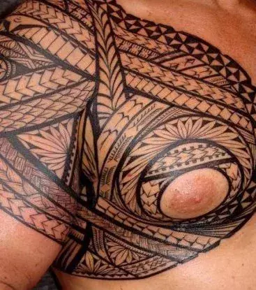 Polynesian Tattoo auf der Brust von einem Mann