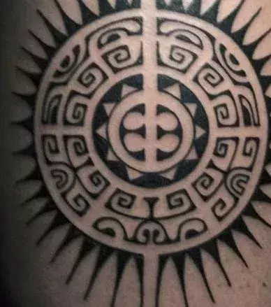 Polynesian Tattoo in Form der Sonne