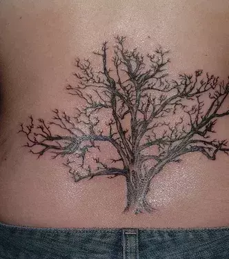 Polynesian Tattoo mit Baum auf dem Rücken einer Frau