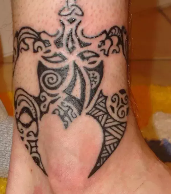 Polynesian Tribal Tattoo mit Schildkröte auf dem Knöchel einer Frau