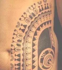 Polynesisches Tattoo auf dem Bauch eines Mannes