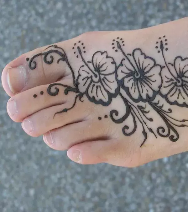 Polynesisches Tattoo auf dem Fuß einer Frau