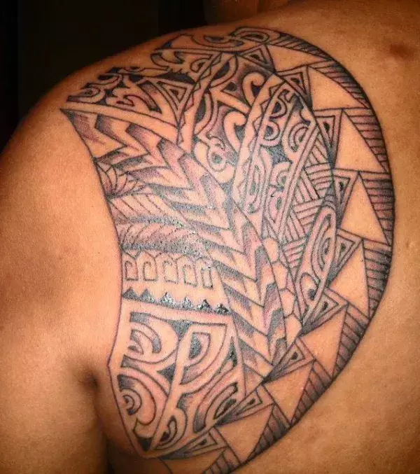 Polynesisches Tattoo auf der Schulter eines Mannes