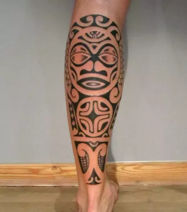 Polynesisches Tattoo auf der Wade von einem Mann