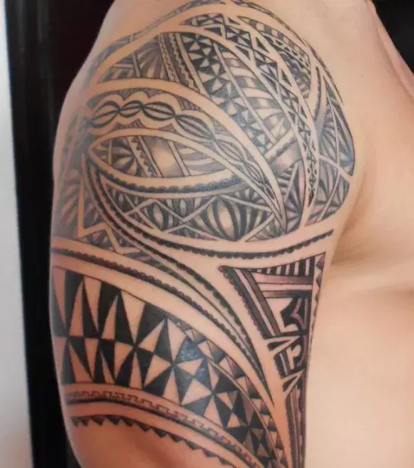 Polynesisches Tribal Tattoo auf dem Oberarm von einem Mann