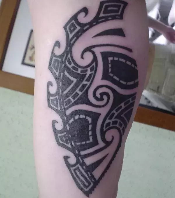 Polynesisches Wappen Tattoo auf dem Arm eines Mannes