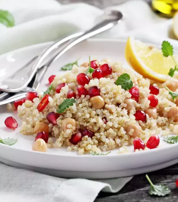 Quinoa: Proteinquelle, die die 9 essentiellen Aminosäuren und Magnesium enthält.