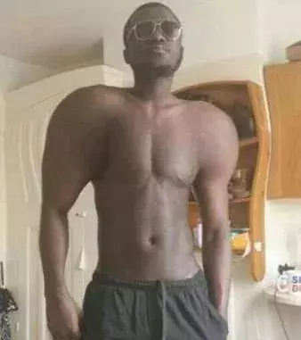 Respekt für diese Schultern, die viel breiter sind als der Oberkörper!