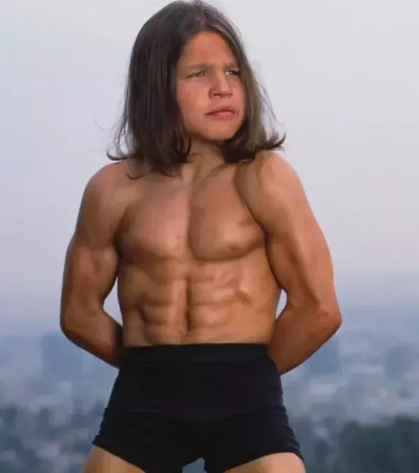 Richard Sandrak fing mit 2 Jahren mit dem Bodybuilding an.  Mit 8 hob er bereits 80 Kilo. Wie das Training des ukrainischen Herkules aussieht? 600 Liegestütze und 300 Knieebeugen