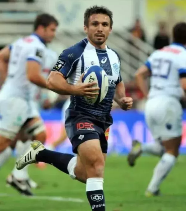 Romain Teulet - Ist ein professioneller Rugbyspieler auf der Fly-half-Position. Mit seinen 1,63 m ist diese Rolle ziemlich ungewöhnlich.