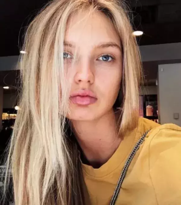 Romee Strijd beim Warten auf ihren morgendlichen Kaffee. 2015, ein Jahr nach ihrer ersten Fashion-Show, wurde sie ein Victoria's-Secret-Engel