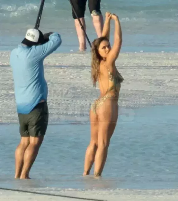 Ronda Rousey in einer idyllischen Umgebung