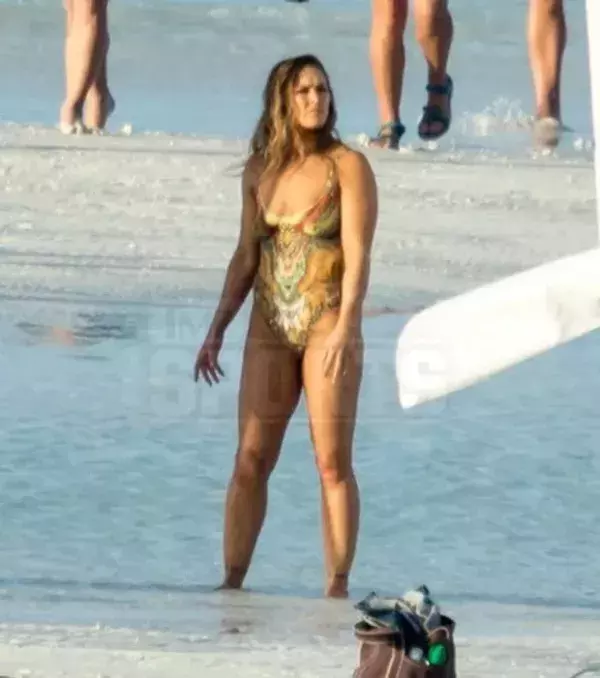 Ronda Rousey ungewohnt in der Rolle eines Models