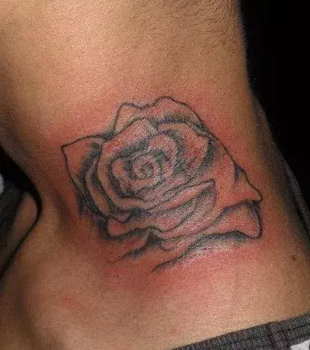 Rosen Tattoo auf dem Hals von einem Mann