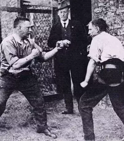 Rough and Tumble stammt aus Amerika. Alles ist erlaubt, beißen, kratzen, Waffen und sogar Schläge unterhalb der Gürtellinie. Sie wird nur selten praktiziert, da die Teilnehmer dabei sterben können