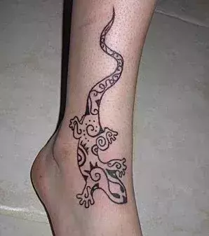 Salamander Tattoo auf dem Fuß von einem Mann