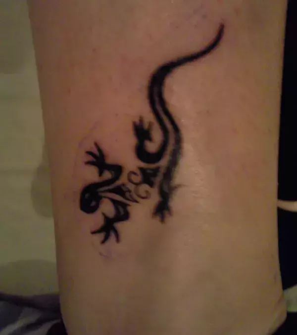Salamander Tribal Tattoo auf der Wade von einem Mann