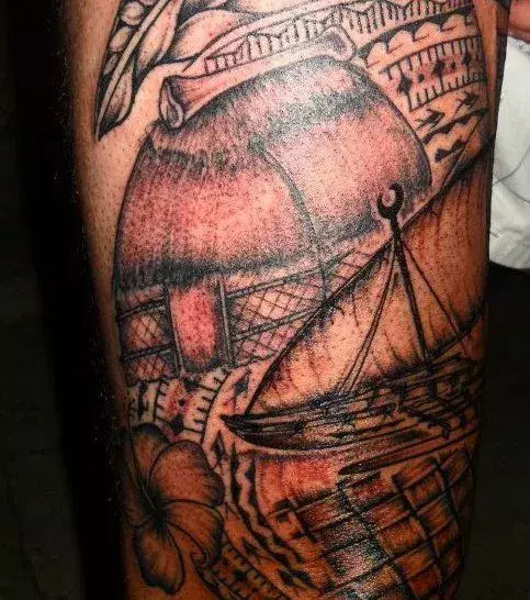 Schiff Tattoo auf dem Oberschenkel von einem Mann