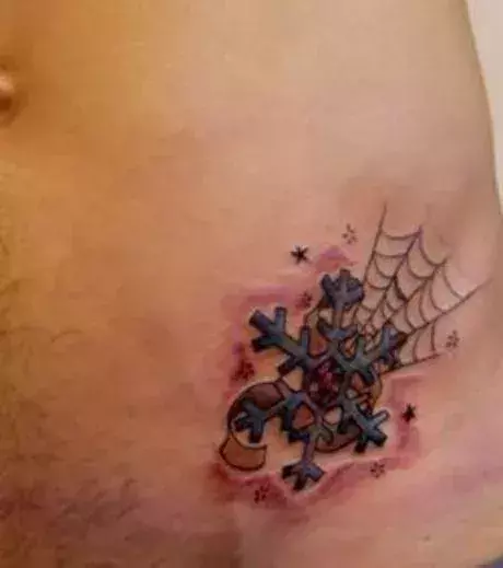 Schneeflocken Tattoo auf der Hüfte eines Mannes