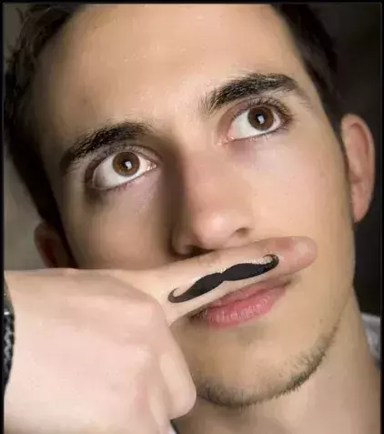 Schnurrbart Tattoo auf dem Finger von einem Mann