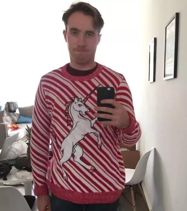 Schräge Outfits: Er wollte wohl zu Weihnachten einen nerdy Pullover tragen...