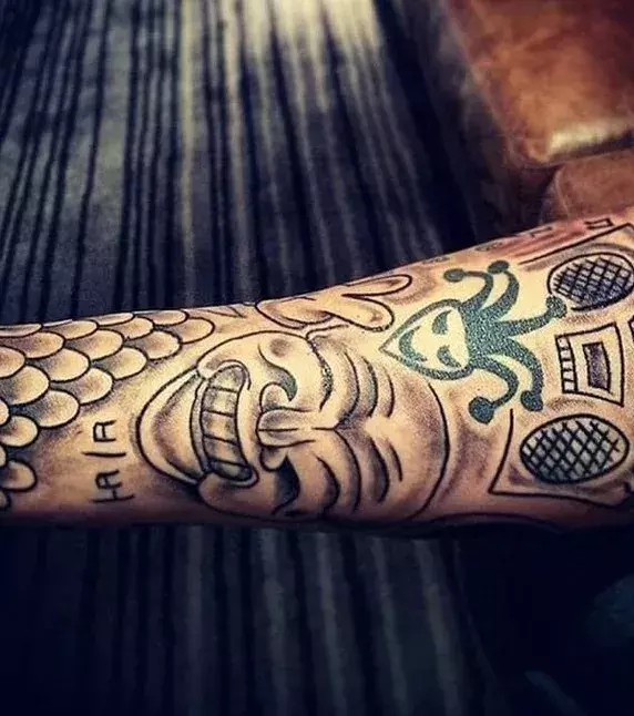 Schreckliche Masken auf dem Vorderarm von Justin Bieber