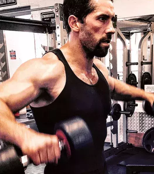 Scott Adkins hat sogar 550 000 Fans  auf Instagram (thescottadkins)