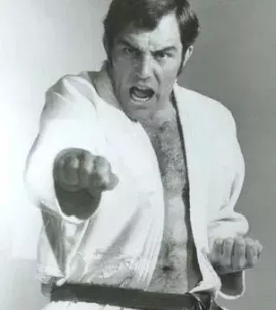 Sean Connery hatte als James Bond 6 Jahre lang sehr viele Feinde. Sein schwarzer Gürtel in Karate hat ihm dabei sicherlich geholfen.