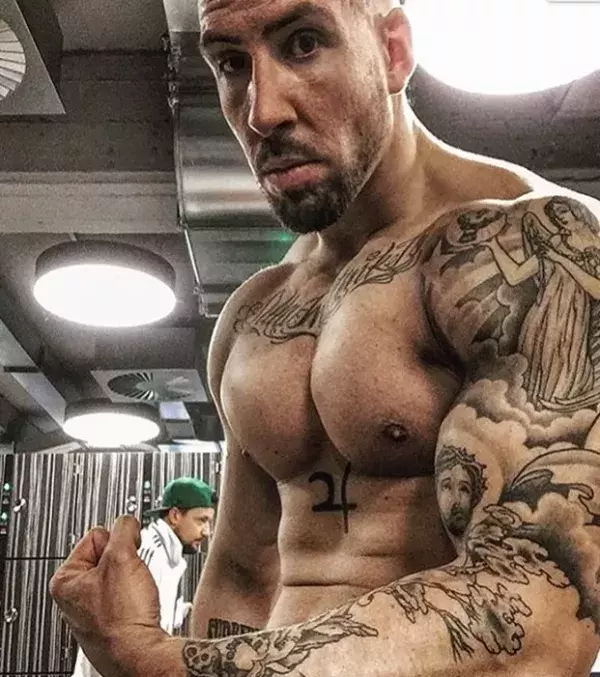 Sehr beeindruckend ist die Mischung aus Muskeln und Tatoos bei Silla
