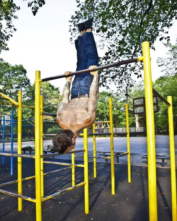 Setze dir Ziele, wie den Back Lever, schuster dir dein Street-Workout zusammen und freue dich über deinen Fortschritt! (c) Dragon Door Publications